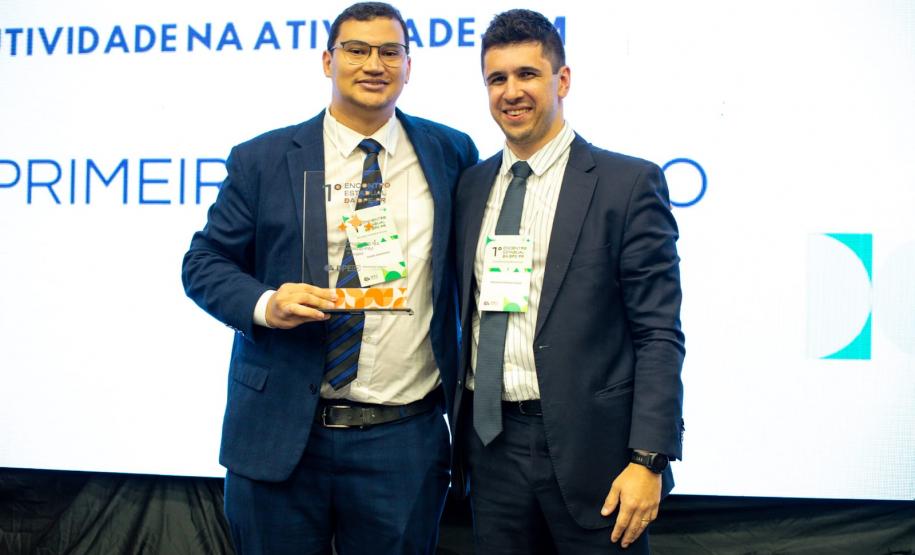 Premiados recebem os troféus