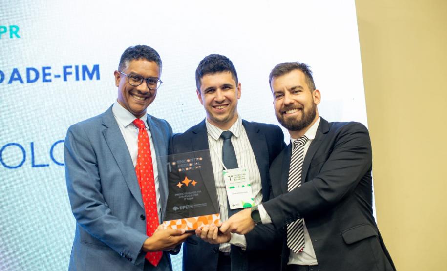 Premiados recebem os troféus