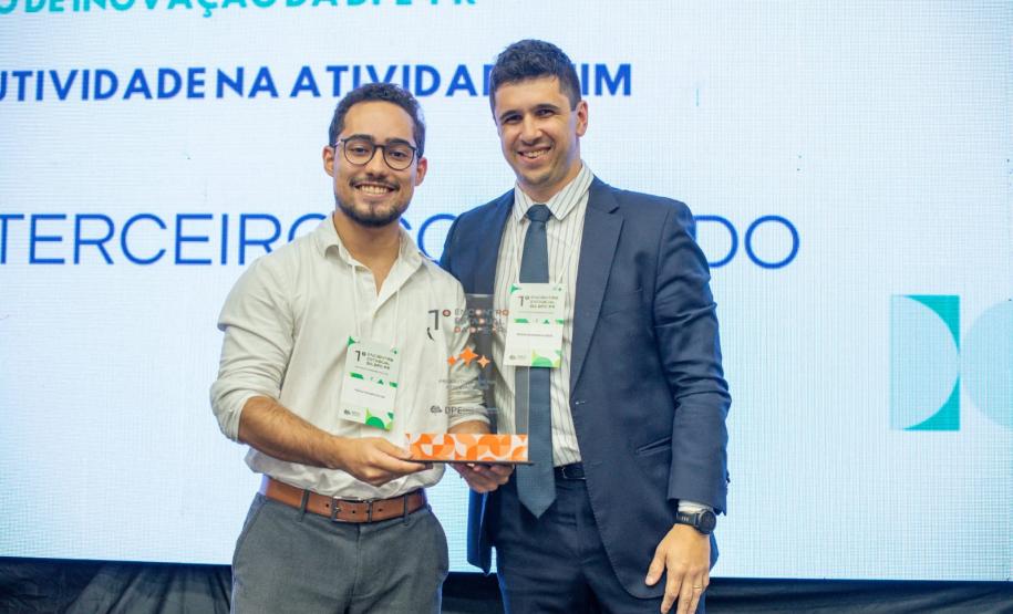 Premiados recebem os troféus