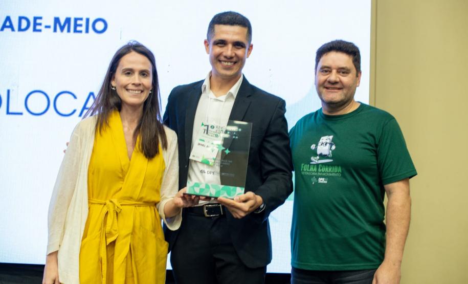Premiados recebem os troféus