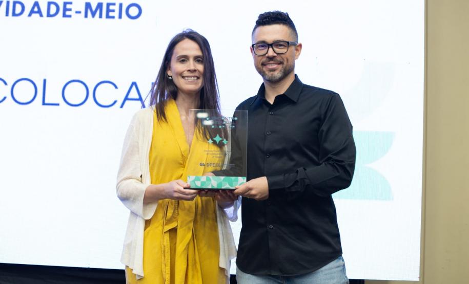 Premiados recebem os troféus