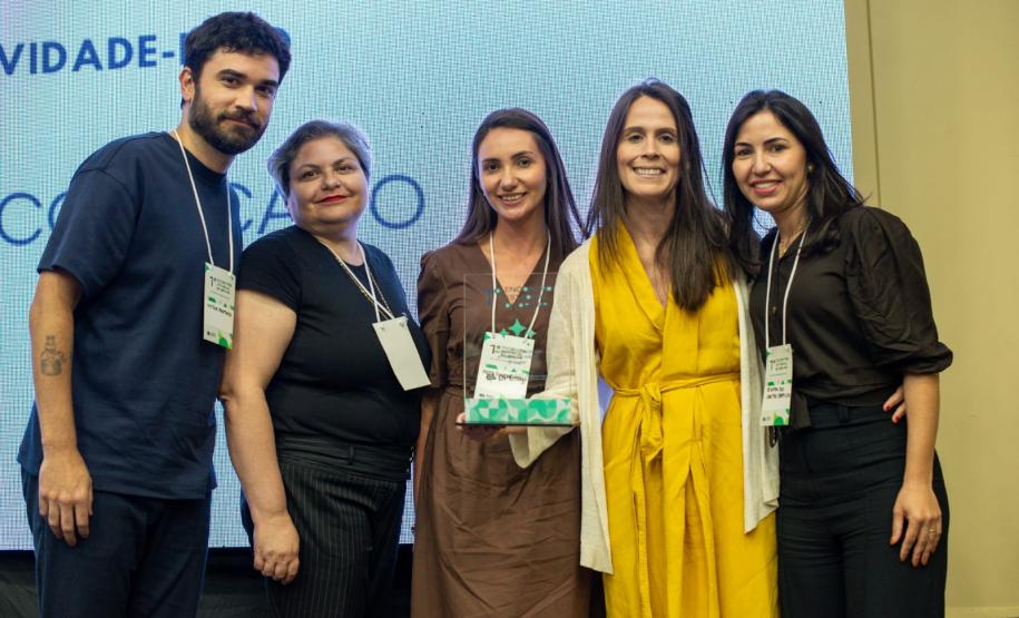 Premiados recebem os troféus