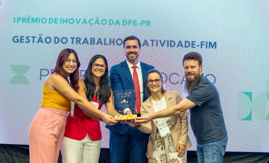 Premiados recebem os troféus