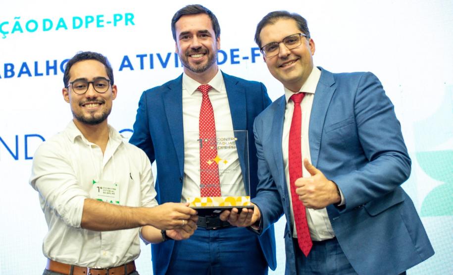 Premiados recebem os troféus