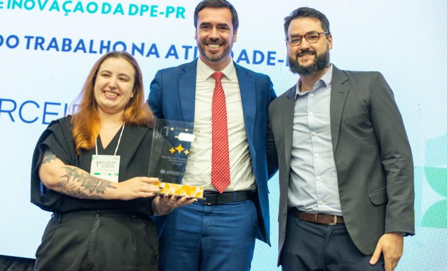 Premiados recebem os troféus