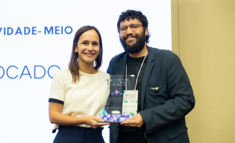 Premiados recebem os troféus