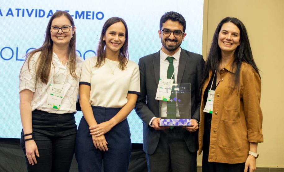 Premiados recebem os troféus