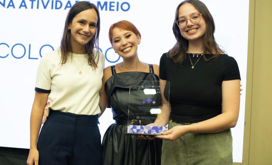 Premiados recebem os troféus