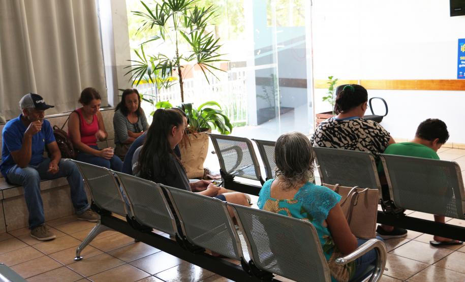 Assistidos aguardando o atendimento durante Mutirão do Concilia realizado em Guaíra.