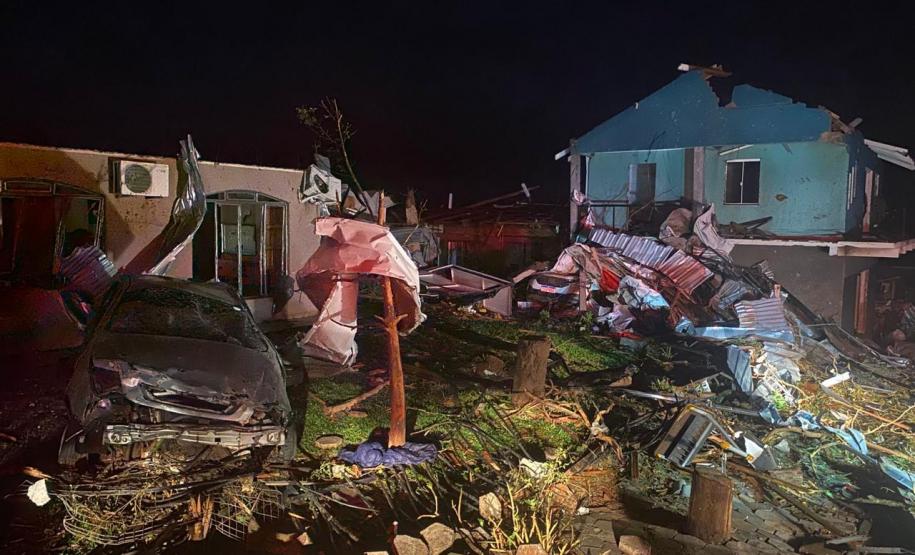 Imagem noturna do momento dos primeiros atendimentos do Corpo de Bombeiros.