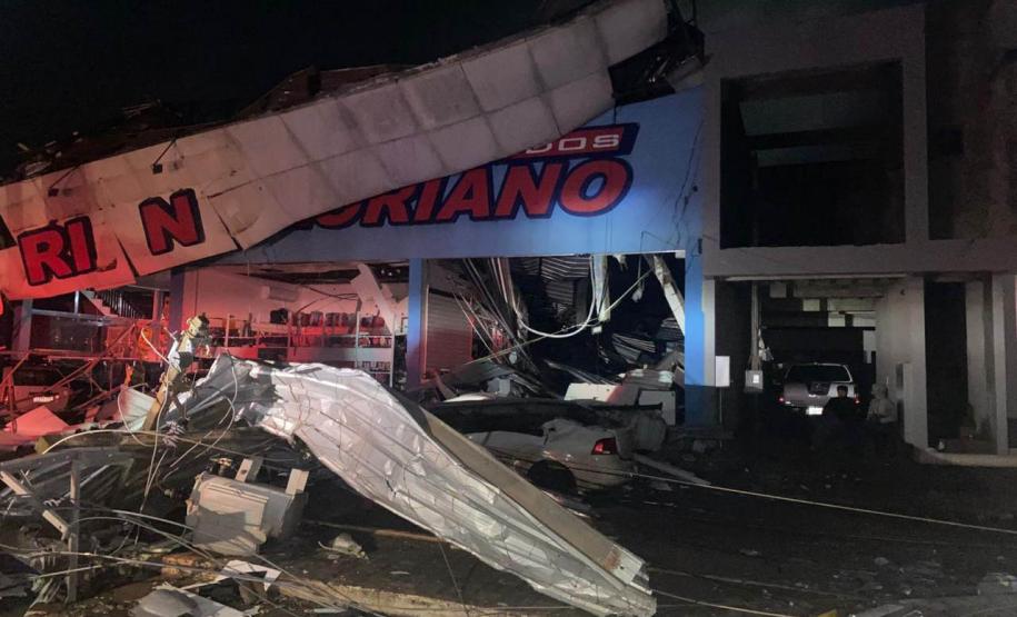 Imagem mostra os danos causados em um edifício de dois pavimentos.