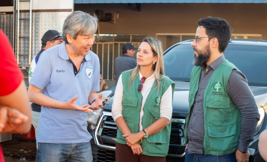 Defensora Pública Ingrid Lima e Defensor Público Fernando Redede conversando com equipe local sobre a atuação da Defensoria