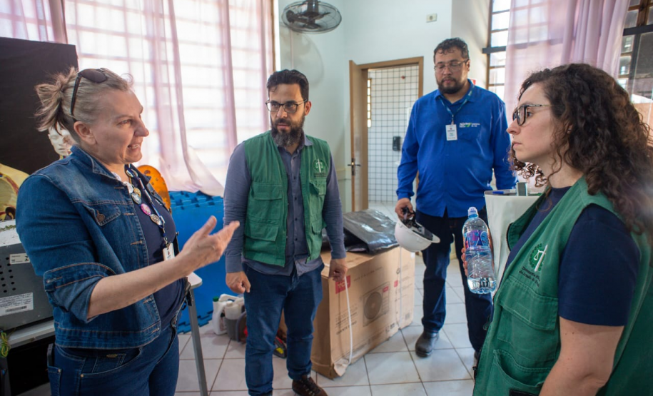 Foto da equipe da Defensoria em conversa sobre o atendimento às vítimas da catástrofe