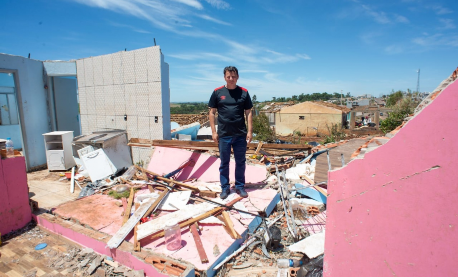 Imagem do senhor Edno, mais uma vítima da tragédia de Rio Bonito do Iguaçu. Ele está em cima dos escombros da casa dele.