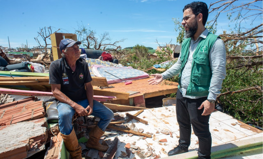 Defensor público Fernando Redede atendendo o senhor Ednaldo em Rio Bonito do Iguaçu.