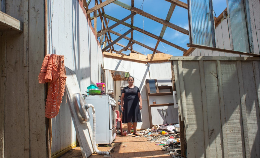 Imagem da dona Maria da Silva, moradora de Rio Bonito do Iguaçu. Ela está em meio a estrutura do que deveria ser ainda a sua casa, devastada pelo tornado..