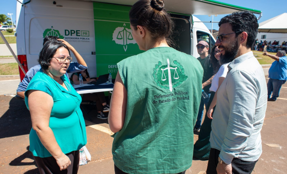 Equipe da Van dos Direitos atendendo a dona Leideane.