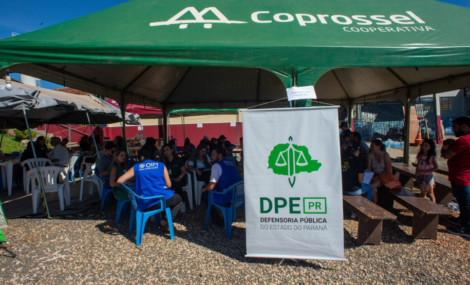 Moradores aguardando o atendimento da Defensoria em Rio Bonito do Iguaçu.