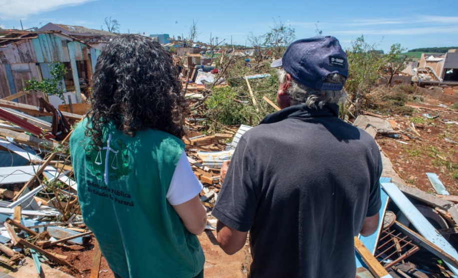 Símbolo do trabalho da instituição. No local, visita de morador aos escombros da sua casa, onde a Defensoria também esteve, acolhendo o morador.