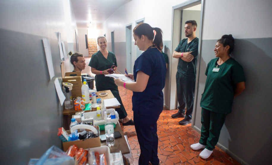 Equipe de Saúde no abrigo em Laranjeiras com os medicamentos solicitados pela Defensoria.