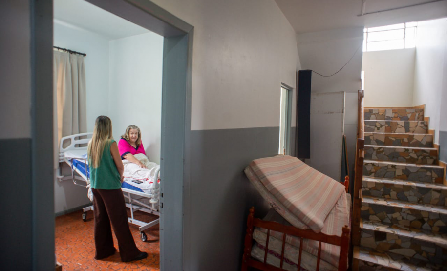 Dona Dirce conversando com a defensora Ingrid. Ela passou por cirurgia e estava se recuperando qndo o tornado destruiu sua casa. No abrigo está medicada e se recuperando