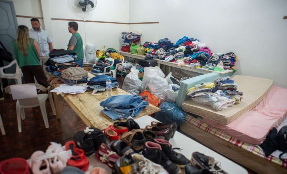 Roupas, calçados, colchões e demais itens de doação no abrigo