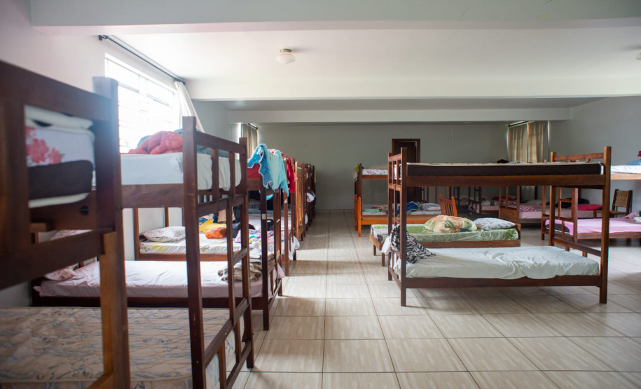 Quarto coletivo no abrigo.