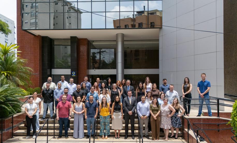 Servidores e Defensores posam em frente à entreda do edifício onde será a nova sede administrativa da Defensoria Pública do Paraná.