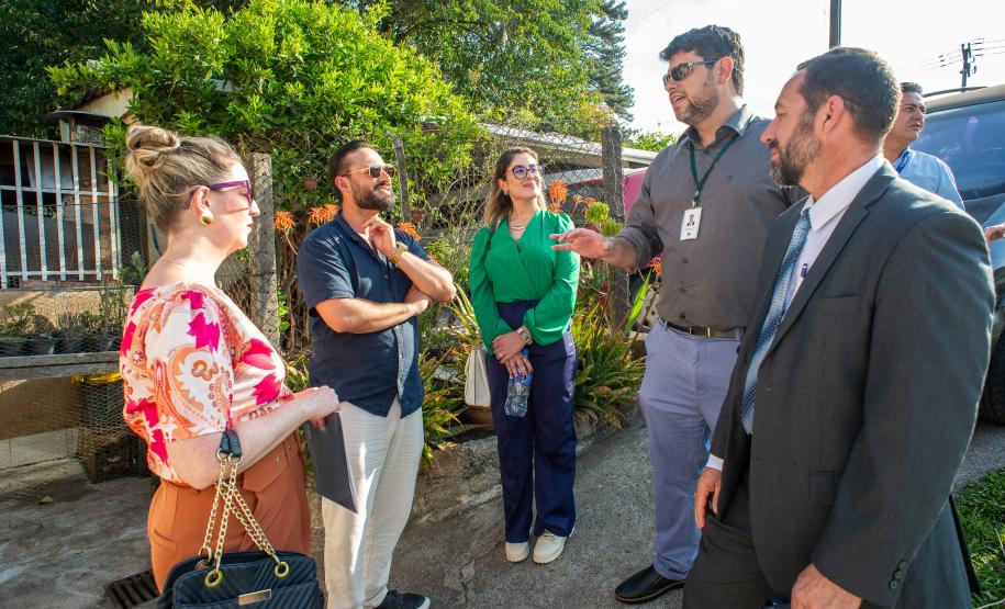 O defensor público João Victor Rozatti Longhi conversa com outras autoridades do poder judiciário que atuam no caso das famílias que vivem às margens da BR.