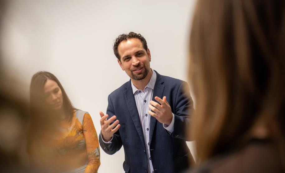 Marcel Jeronymo Lima Oliveira fala durante a posse como ouvidor-geral da Defensoria Pública do Estado do Paraná.