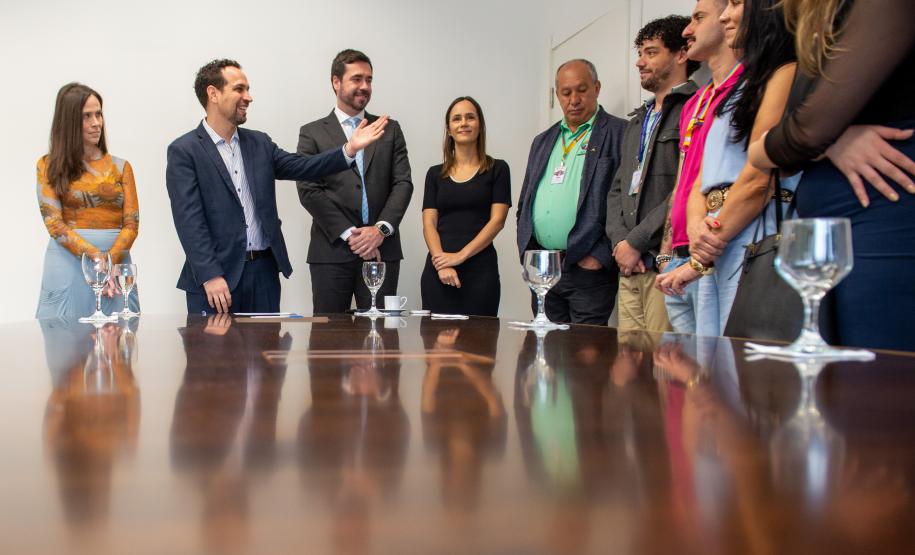 Marcel Jeronymo Lima Oliveira fala para autoridades e lideranças de movimentos sociais durante a posse como ouvidor-geral da Defensoria Pública do Estado do Paraná.