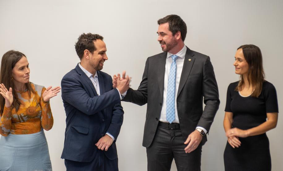 O Defensor Público Geral Matheus Munhoz cumprimenta Marcel Jeronymo Lima Oliveira durante a posse como ouvidor-geral da Defensoria Pública do Estado do Paraná.