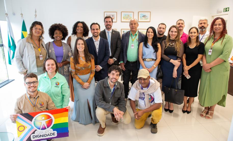 Autoridades e lideranças de movimentos sociais posam juntos ao final da cerimônia de posse de Marcel Jeronymo Lima Oliveira como ouvidor-geral da Defensoria Pública do Estado do Paraná.