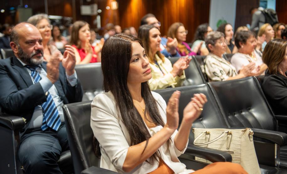 Público aplaude falas das autoridades durante o lançamento do NUPED na ALEP.