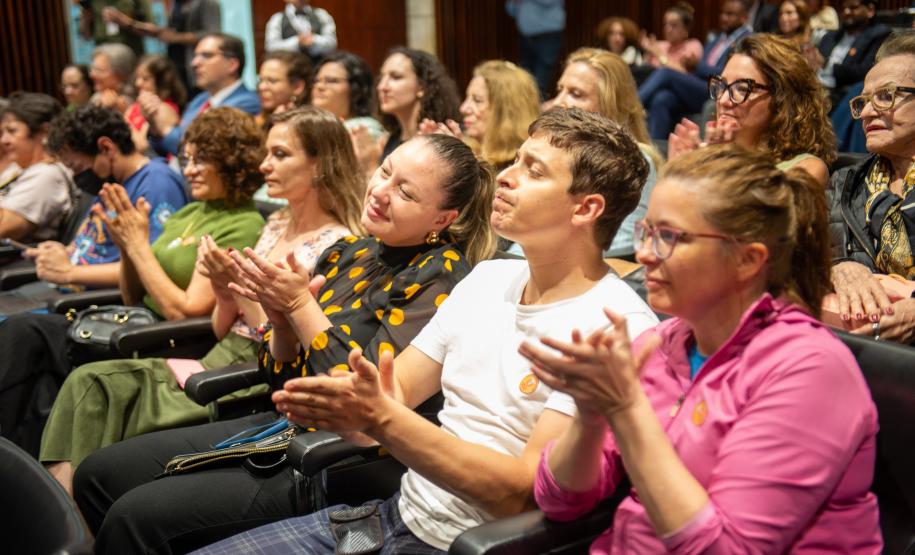 Público aplaude o lançamento do NUPED.