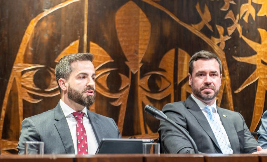O Defensor Público Luis Gustavo Fagundes Purgato discursa no lançamento do NUPED na ALEP. Ao seu lado o DPG Matheus Munhoz.