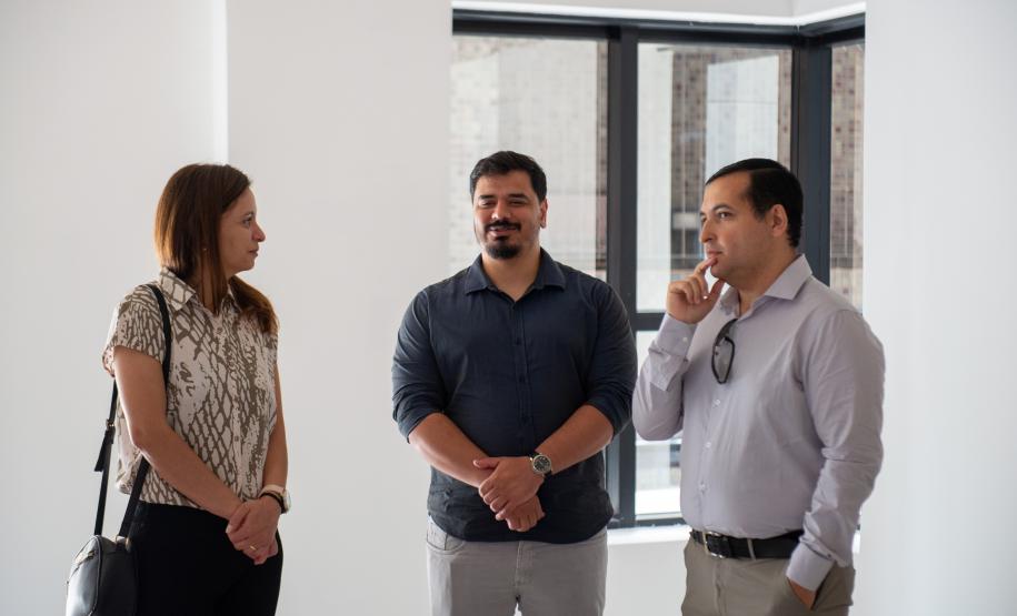 Servidores da DPE-PR analisam o espaço.