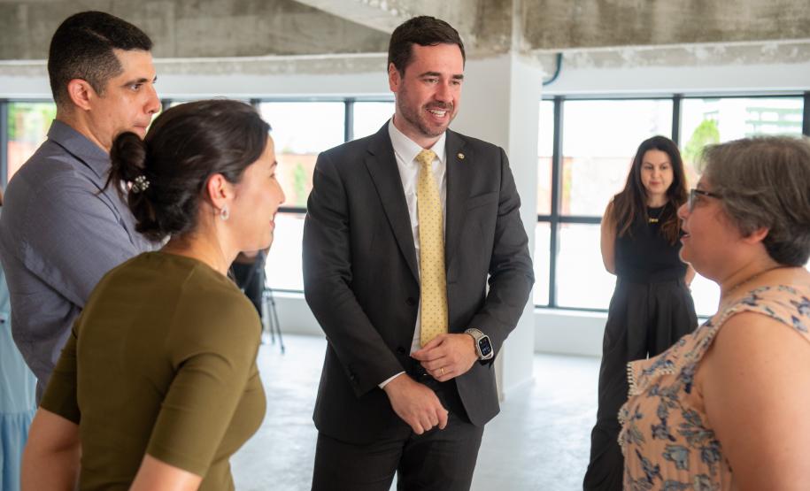 O Defensor Público Geral Matheus Munhoz conversa com a equipe durante a vista ao novo edifício.