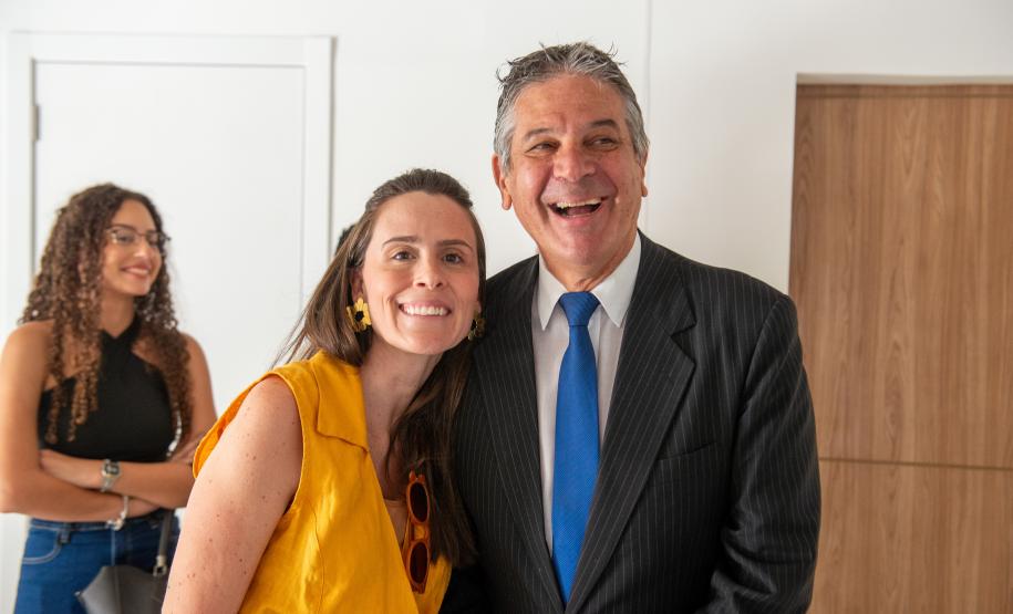 A segunda subdefensora pública geral Thaisa Oliveira chega para conhecer a nova sede.