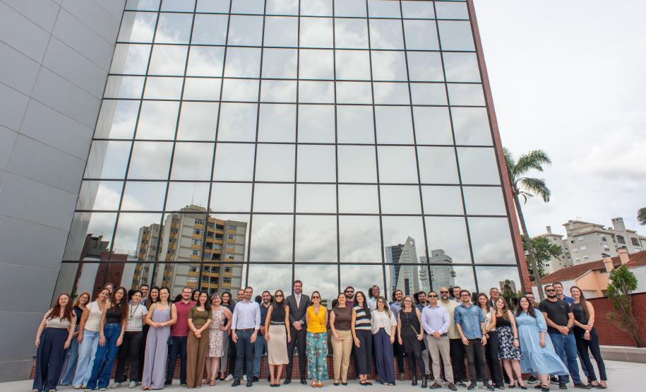 Defensores e Servidores posam em frente ao prédio que abrigará a sede da Defensoria Pública.