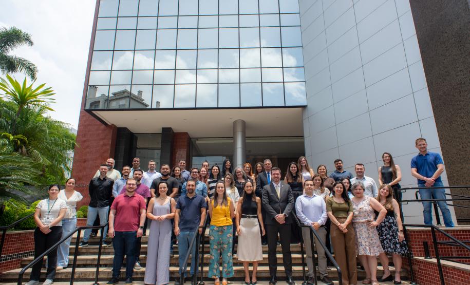 Defensores e servidores posam em frente ao edifício que abrigará a a sede Administrativa da Defensoria Pública do Paraná.