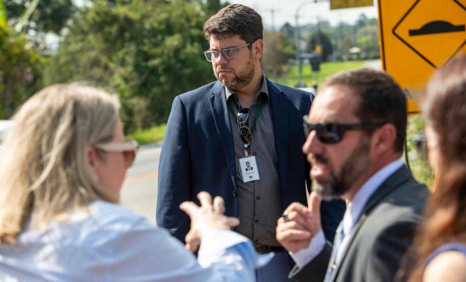 O Defensor Público João Victor Rozatti Longhi chega para acompanhar uma ação pública em uma comunidade às margens da BR.