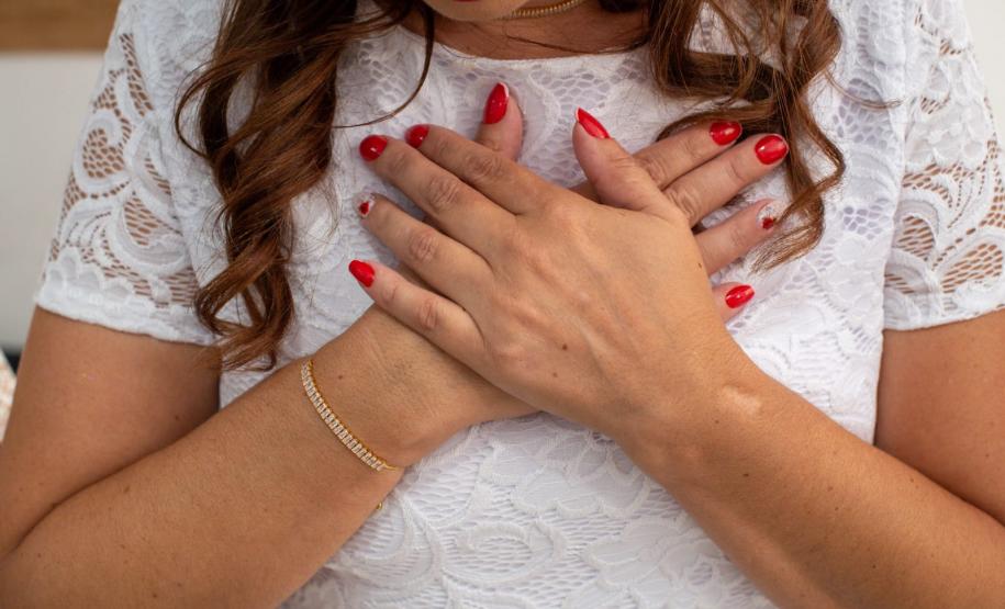 Detalhe das mãos de uma das noivas durante cerimônia. a