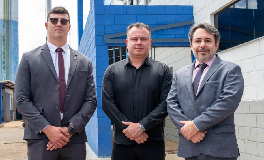 Defensores Públicos posam ao lado do diretor da Penitenciária.