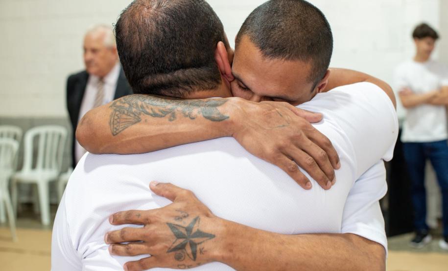 Edição também realizou o primeiro casamento homoafetivo do projeto Casando Direitos. Na fotos, noivos se abraçam depois de assinarem os papéis do casamento.