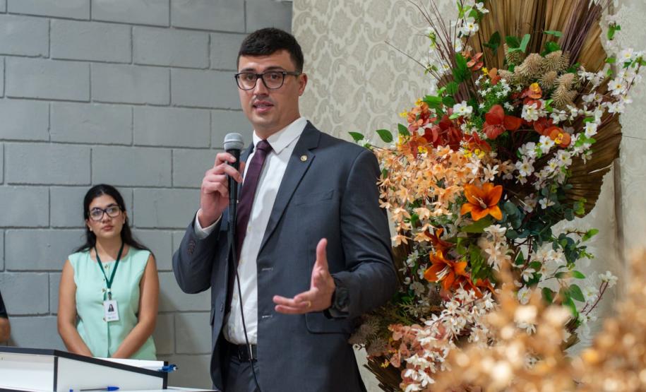 O Defensor Público Pedro Bruzzi fala aos presentes no evento.