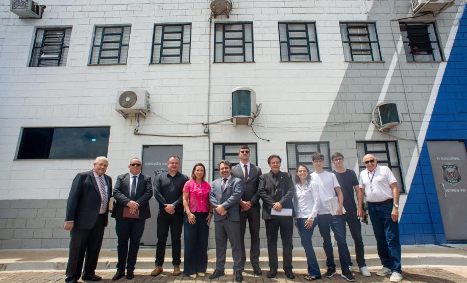 Equipe que trabalhou na realização do Projeto Casando Direitos posa em frente ao presídio.