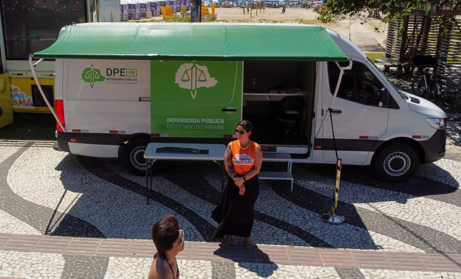 A Van de Direitos oferece serviços na orla de Caiobá durante o Verão Maior.