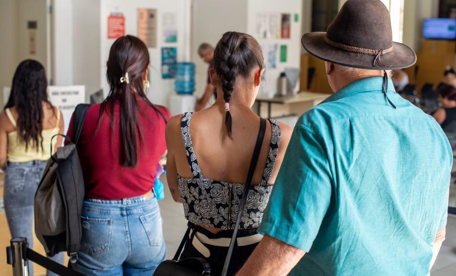 Imagem mostra senhor de chapéu de costas entrando na sede da Defensoria.
