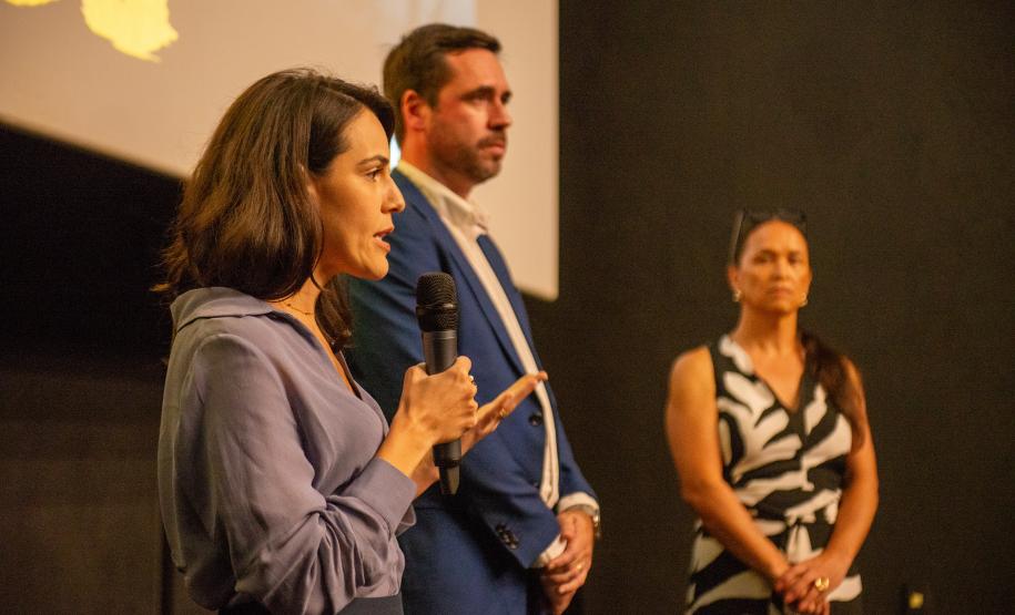 A Defensora Pública Mariana Nunes fala antes da apresentação do documentário.